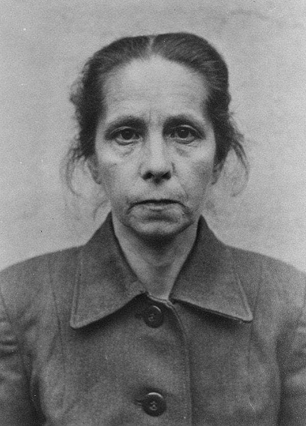 Bergen-Belsen'de, tüm tutsaklara eziyet eden, aç bırakan "Auchwitz Gelinciği" olarak bilinen Johanna Bormann.👇