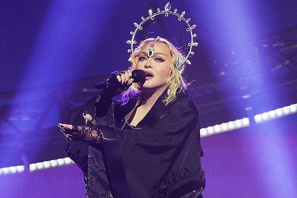 26. Popun Kraliçesi olarak Madonna Celebration Tour'daki gösterisinde yine akıllara durdunluk veren bir gösteriye imza attı. Yarı çıplak dansçıyla öpüşen dünyaca ünlü yıldızın Brooklyn'deki konseri epey ses getirdi.