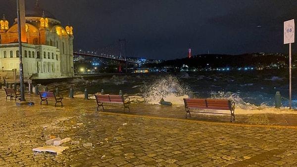 İstanbul'da dün akşam saatlerinde, Arnavutköy İskelesi sahil kesiminde, suda hareketsiz halde bir kişiyi gören balıkçıklar durumu polise bildirdi.