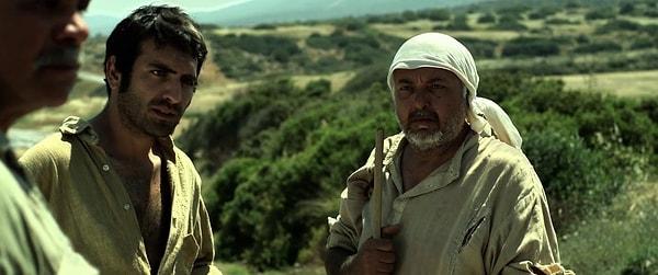 2011'de "Gölgeler ve Suretler" filmiyle 22. Ankara Uluslararası Film Festivali'nde En İyi Yardımcı Erkek Oyuncu ödülüne layık görüldü.