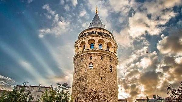 10. İstanbul'daki ünlü Galata Kulesi kimler tarafından inşa edilmiştir?