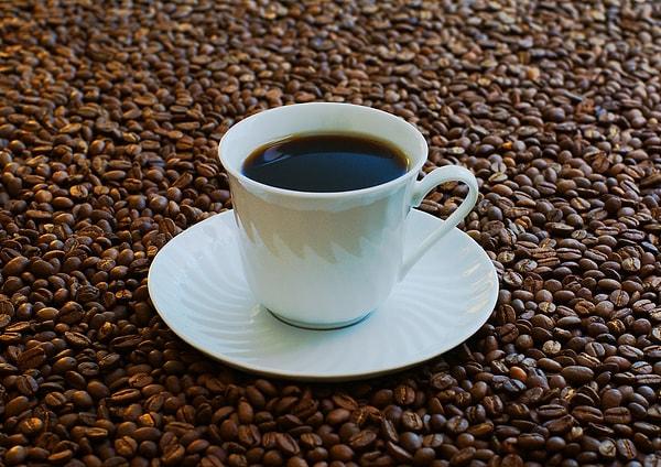 Rao, "Kahvenin pH seviyesi yaklaşık 5 iken mide asidimizin pH seviyesi yaklaşık 2'dir, bu da daha asidik yapar" dedi. Sonuç olarak, midelerimiz kahve içmenin neden olduğu asidi kaldırabilmelidir.