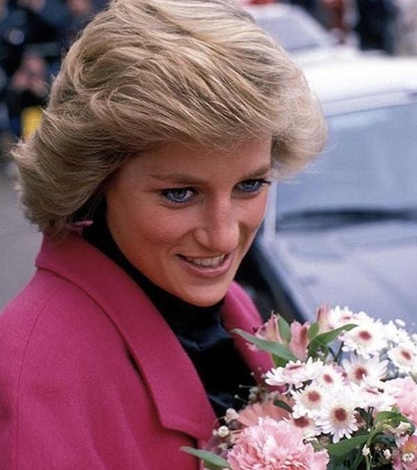 26 yıl önce hayatını kaybetmesine rağmen adından sıkça bahsettiren Diana bu sefer de 1985 yılında Floransa'da giydiği elbise ile gündeme oturdu.