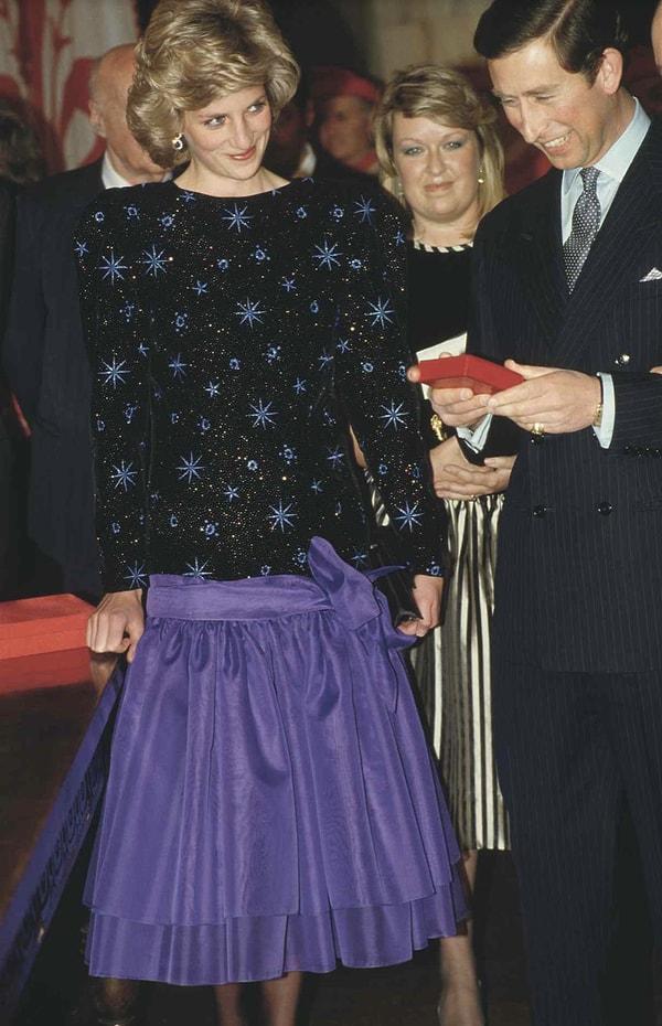 Diana'nın İtalyada çeşitli etkinliklerde giydiği İngiliz moda tasarımcısı Jacques Azagury imzalı gece elbisesi rekor fiyata satıldı.