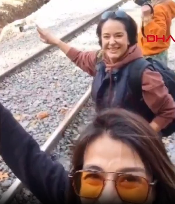 Trenin geçtiği anlarda selfie yaparak o anları ölümsüzleştirmek isteyen kadının tren ile arasında olan mesafeyi ayarlayamayınca koluna tren çarptı.