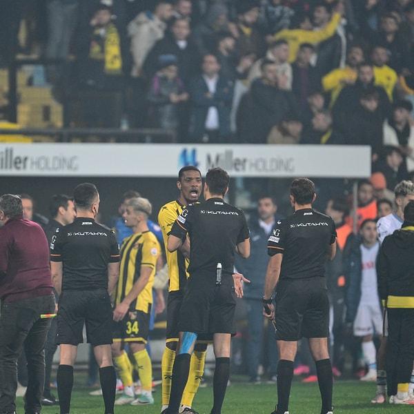 Trabzonspor'un 58. dakikada Onuachu ile 2-1 öne geçtiği gol öncesinde, İstanbulspor'un penaltı beklediği pozisyon VAR tarafından incelenmişti.