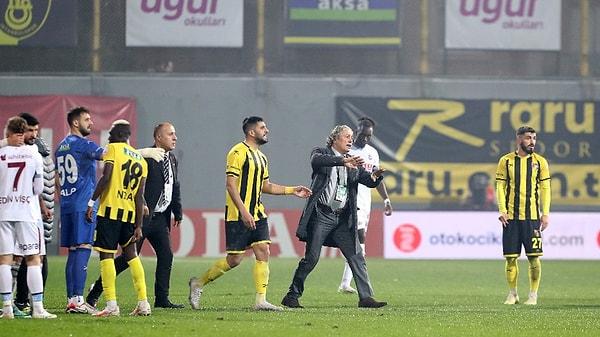 Mücadelenin 73. dakikasında saha kenarına gelen İstanbulspor Kulübü Başkanı Ecmel Faik Sarıalioğlu, hakemin ikinci gol öncesinde faul kararı vermemesine tepki olarak takımını sahadan çekti.
