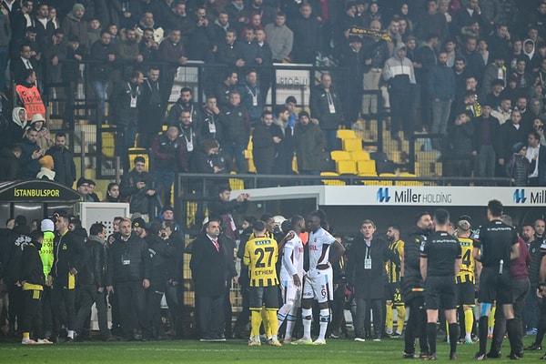 Bordo-mavili takımı 2-1 öne geçiren golden önce Loshaj ile Mendy arasında Trabzonspor ceza sahası önünde yaşanan mücadele sonrasında Loshaj yerde kalmıştı.
