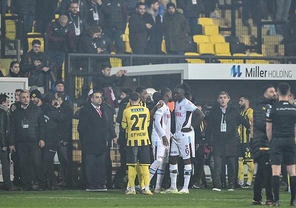 İstanbulspor yönetimi, Trabzonspor maçında takımı sahadan çekti. Maç 2-1 Trabzonspor üstünlüğüyle devam ederken karşılaşmanın 74. dakikasında İstanbulspor Başkanı Ecmel Faik Sarıalioğlu takımını sahadan çekme kararı aldı.