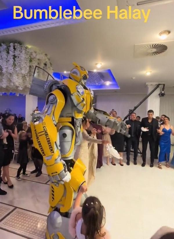 Transformers filmiyle tanıdığımız Bumblebee karakterine bürünerek sünnet düğünlerine renk getirme hizmeti sunan kişi videonun etkileşim görmesiyle birlikte gündem oldu.
