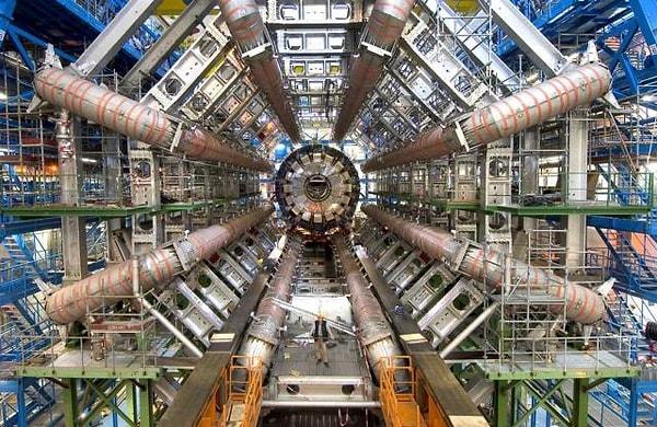 Ardından CERN'in en büyük projesi olan Büyük Hadron Çarpıştırıcısı yani LHC inşa edildi.