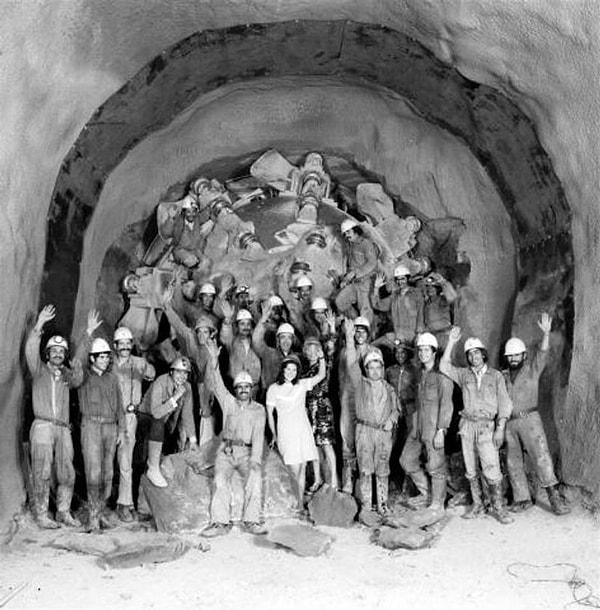 1974'te Süper Proton Senkrotron Tüneli için kazı yapıldı ve yüzeyin 40 metre derinliğinde 7 kilometrelik bir tüneli kazıldı.