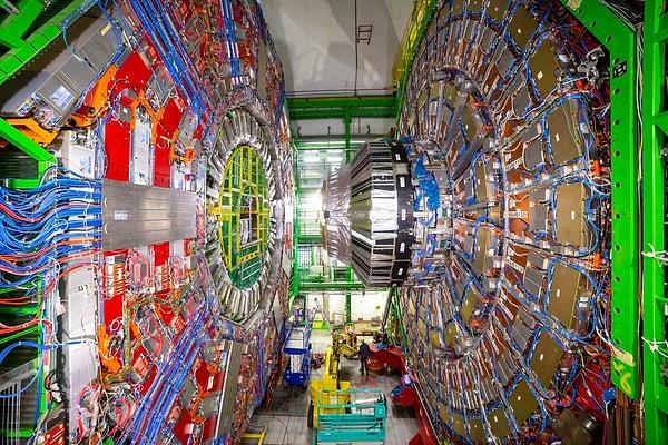 Dünyanın en büyük süper iletken iknası olan LHC güçlü bir manyetik alan sağlamaktadır.