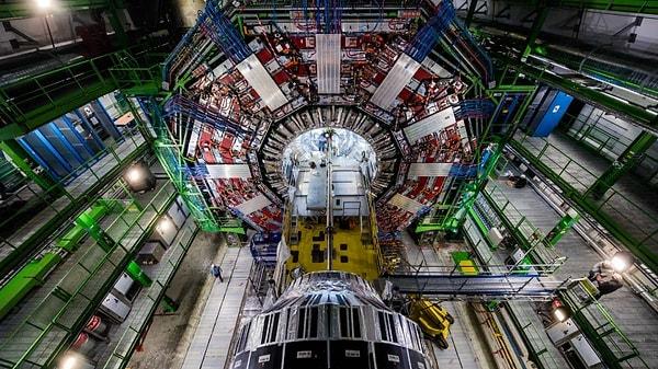 LHC'nin inşası yaklaşık 10 yıl sürdü ve toplam maliyeti 4,75 milyar dolar olarak hesaplandı.