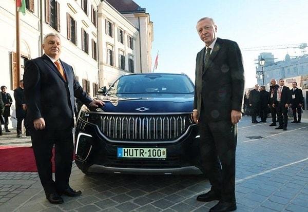 Macaristan'a giden Erdoğan burada resmi temaslarda bulundu. Ülkenin başkenti Budapeşte'de Macaristan Başbakanı Viktor Orban ile bir araya geldi. Erdoğan ziyareti sırasında Orban'a Togg hediye ederken Orban da Erdoğan'a Macar atı hediye etti.