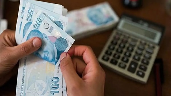 Türkiye'de düşük faiz ısrarı sonrası patlayan enflasyonla birlikte uçan kira fiyatlarını dizginleyebilmek için 1 Temmuz 2022'de konut kira artışlarına yüzde 25 zam sınırı getirilmişti. Gerçek hayatta pek karşılık bulamayan ve silahlı çatışmamaya varan kavgalara neden olan bu üst sınır bu yıl temmuz ayında 1 yıl süreyle bir kez daha uzatılmıştı.