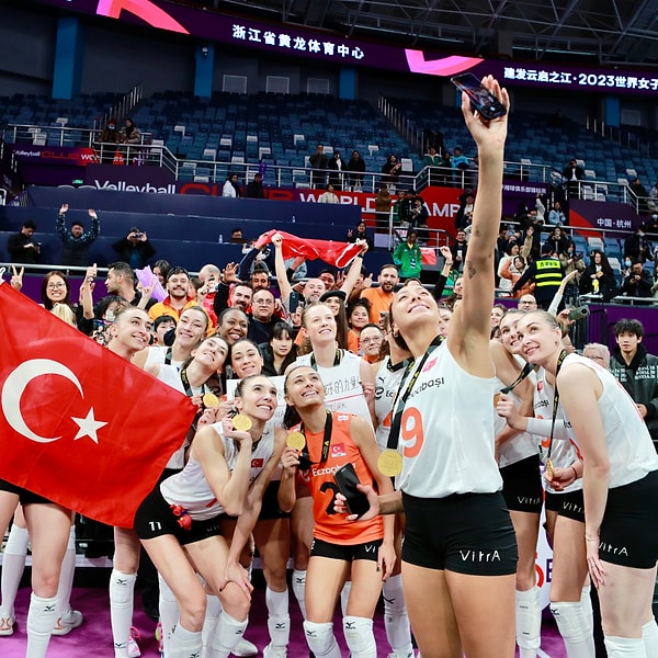 Voleybol FIVB Kadınlar Dünya Kulüpler Şampiyonası finalinde VakıfBank'ı 3-2 mağlup eden Eczacıbaşı Dynavit, kupayı müzesine götürdü.