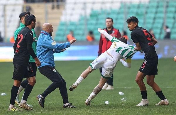 Maçın son anlarında futbolcular arasında yaşanan kavga sonrasında Hakem Burak Taşkınsoy, 5 futbolcuya kırmızı kart gösterdi.