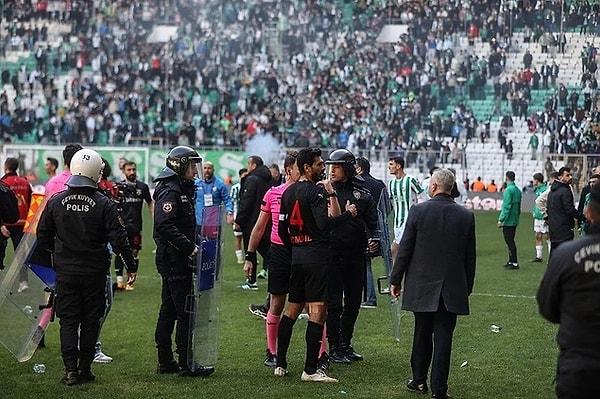 Ayrıca bu öğlen saatlerinde oynanan Bursaspor-Diyarbekirspor karşılaşmasına da yaşanan saha olayları damga vurdu.