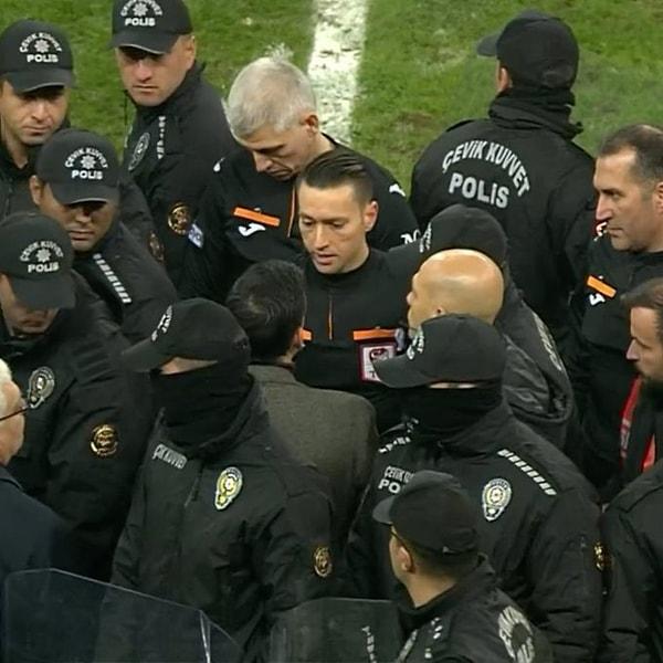 Maç sonunda. karşılaşmanın tartışılan hakemi Zorbay Küçük, çok sıkı polis koruması eşliğinde sahadan çıkabildi.