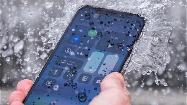 Kuzey Kaliforniya'da yaşayan Lee adındaki bir dalgıç, teknoloji sitesi AppleInsider'a ulaşarak suyun derinliklerinde iPhone 12 bulduğunu paylaştı.