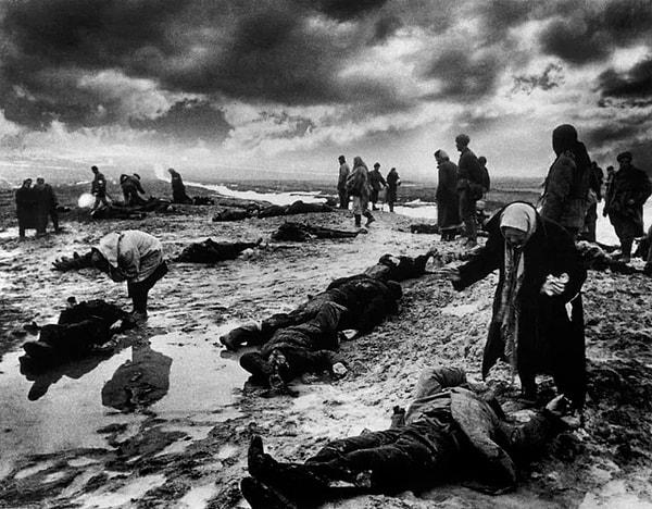 1. Nazi ölüm ekiplerinin katliamlarından sağ kalanlar akrabalarının cesetlerini ararken çekilmiş bir fotoğraf. (Kırım, 1942)