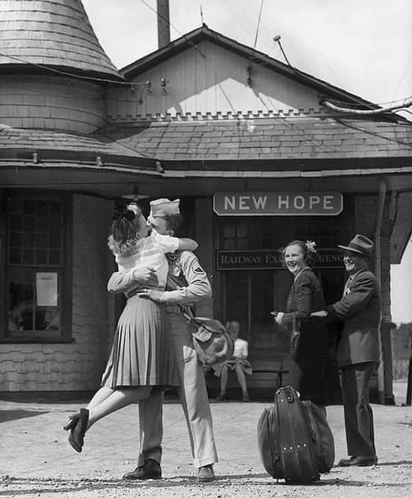 7. Amerikalı asker, eşiyle, yerinde bir isim olan "Yeni Umut" tren istasyonunda yeniden bir araya gelirken çekilmiş bir fotoğraf. (1945)