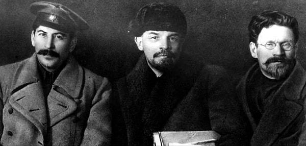 8. Stalin, Lenin ve Kalinin, Rusya Komünist Partisi Kongresi'ndeyken. (Mart, 1919)