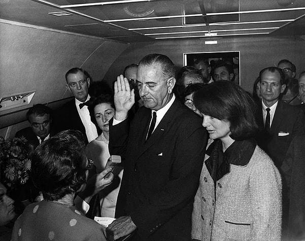 10. Günün erken saatlerinde Başkan John F. Kennedy'nin öldürülmesinin ardından Lyndon B. Johnson Dallas Love Field'daki Air Force One gemisinde Amerika Birleşik Devletleri'nin 36. başkanı olarak ilk görev yeminini etti. (1963)