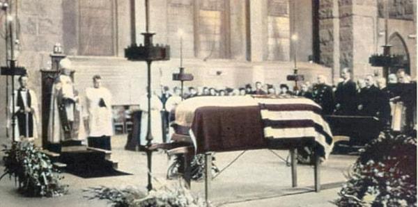 11. Nikola Tesla'nın 12 Ocak 1943'teki cenazesinden nadir bir fotoğraf. Tesla'nın tabutu hem ABD hem de Yugoslavya bayraklarıyla kaplıydı.
