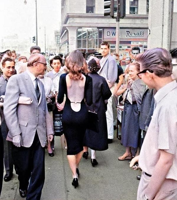 13. Amerikan model Vikki Dougan sırtı açık elbisesini sergiliyorken. (1957)