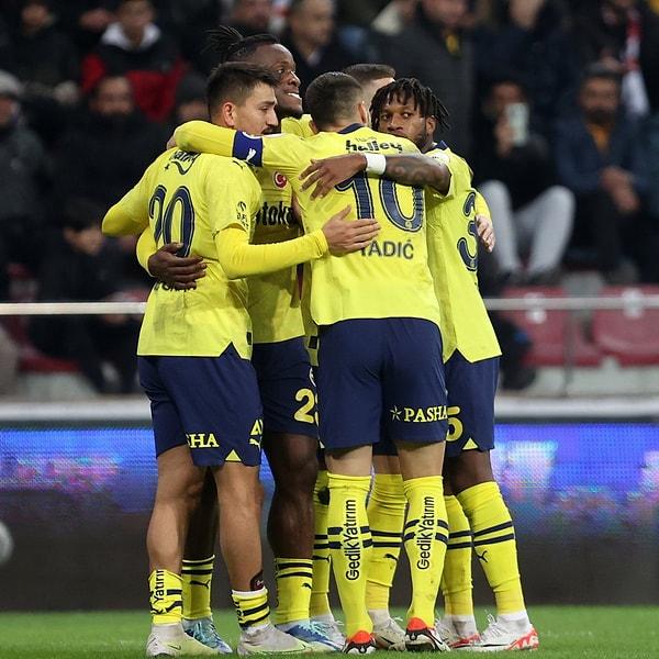 Fenerbahçe'nin 4-3 galip geldiği Kayserispor maçına Zorbay Küçük'ün son dakikalarda gösterdiği 2 kırmızı kart damga vurdu.