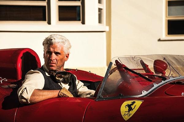 Filmde aynı zamanda Enzo Ferrari’nin şirketinin iflası, fırtınalı evliliği, oğlu, tek bir yarışa tüm birikimini yatırmasını ve buna bağlı gelişen olaylar ele alınıyor.