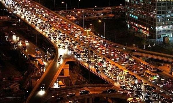 Trafik yoğunluğu zirve yaptığında oran yüzde 64'e çıkarken, trafikte geçen her 100 dakikanın 64 dakikası beklemekle geçiyor.