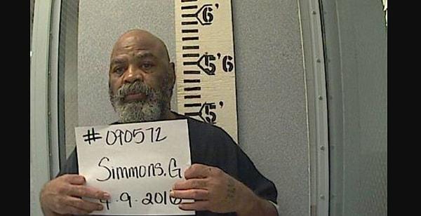 Aradan yıllar geçtikten sonra ise savcıların, savunma avukatlarına tüm kanıtları göstermedikleri ortaya çıkmış ve bir görgü tanığının şüphelileri teşhis etmesiyle Simmons'ın cezası iptal edilmişti.
