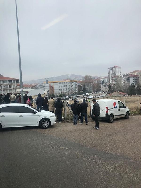 Ankara’nın Altındağ ilçesine bağlı Karapürçek Mahallesi’nde bulunan bir iş yerindeki çalışanlar, silahlı bir kişi tarafından rehin alındı.