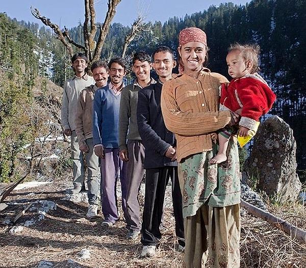 Hindistan'da hepsi kardeş olan beş kocasıyla birlikte yaşayan Rajo Verma şu an 31 yaşında. Verma 2013 yılında bir İngiliz gazeteye verdiği röportajla ise dünyaca bilinen bir isim haline gelmişti.