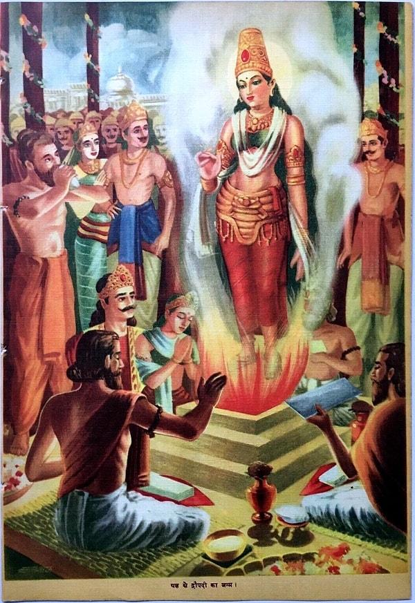 Güney Hindistan’da tanrıça gibi tapınılan Draupadi onuruna yapılmış ibadethaneler var ve bazı festivallerde hala onun için ateşte yürünüyor.