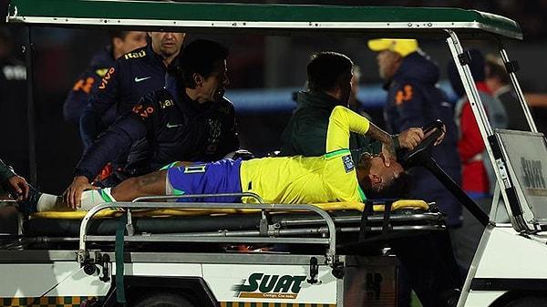 Sosyal medyada paylaşılan görüntülerde Neymar'ın tedavi sürecinde çok acı çektiği ve gözyaşlarına hakim olamadığı görülüyor.