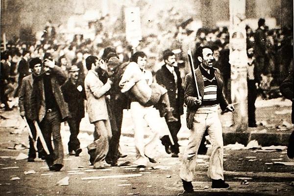20 Aralık 1963'ü 21 Aralık'a bağlayan gece, Lefkoşa'nın Tahtakale mahallesinde, Ermu Caddesi üzerinde Zeki Halil tarafından kullanılan taksinin önü Kıbrıslı Rum polisler tarafından kesildi. Vahşet başlıyordu.