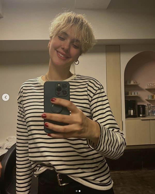 Korel, yeni tarzını takipçileriyle "Ooups I did again😎" notuyla paylaştı.