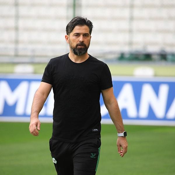 Ertesi sezon Hatayspor’un başındayken 6. haftada Süper Lig ekiplerinden Göztepe, İlhan Palut’u teknik direktörlük koltuğuna “transfer” ederek getirdi. O sezon İlhan Palut ilk kez çalıştığı Süper Lig’de takımını 11. sırada ligde tutmayı başardı.