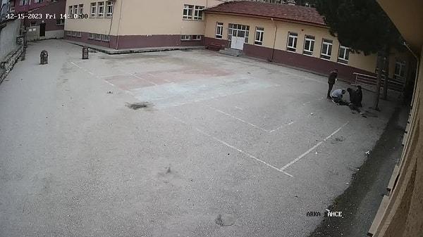 Plevne Ortaokulu öğrencisi Çetin Çelebi, bahçede arkadaşlarıyla oyun oynarken fenalaşarak yere yığıldı. Öğrenciye ilk müdahaleyi nöbetçi öğretmen Anıl Şenol Torbacı ve arkadaşları yaptı.