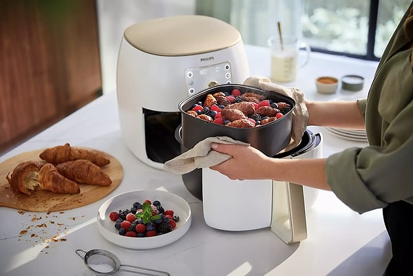 6. Airfryer'ınızı temizlerken asla yapmamanız gereken metal temizlik malzemeleri kullanmak.❌