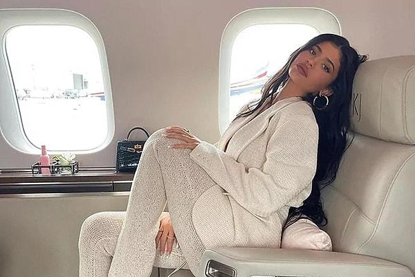 Kylie Jenner ve Kim Kardashian gibi isimlerin de özel uçak kullanarak iklime son derece zarar verdiğini daha önce de duymuştuk.