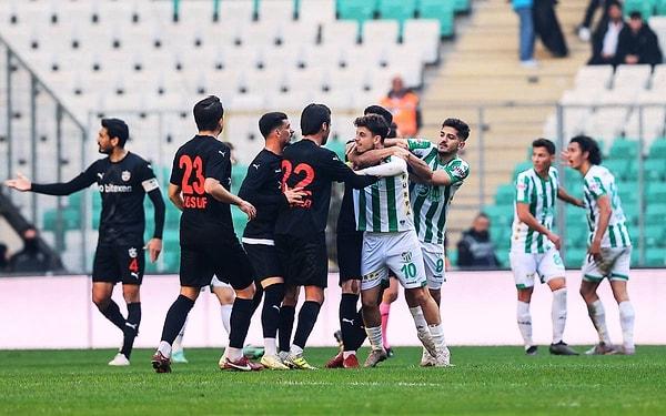 Türk futbolunun köklü kulüplerinden olan Bursaspor, geçtiğimiz hafta oynanan Diyarbekirspor maçında yaşanan olaylarla tekrar gündeme gelmişti.