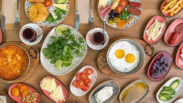 Çeşit çeşit reçeller, hamur işleri, yumurtalar ve dahası... Türk kahvaltıları karnımızdan önce gözümüzü doyuruyor.