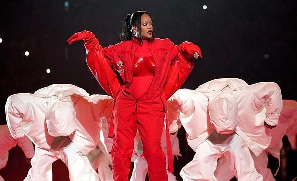 Üstelik Rihanna ikinci hamileliğini sahne aldığı Super Bowl'da bütün dünyaya aynı anda duyurmuş oldu!