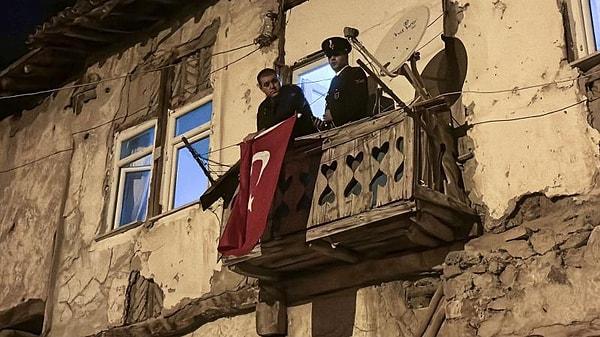 Ailenin 7 çocuğundan biri olan Şehit Yasin Karaca'nın evine Türk Bayrağı asıldı.