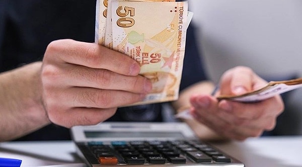 Asgari ücret, bir işçi için aylık brüt 13 bin 414 lira 50 kuruş, vergiler ve kesintiler düştüğünde net 11 bin 402 lira 32 kuruş olarak uygulanıyor.